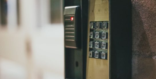 Accessibilité PMR : interphones à hauteur et boucle magnétique