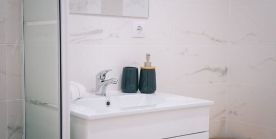 Odeurs dans les sanitaires : comment traiter la cause, pas juste masquer ?
