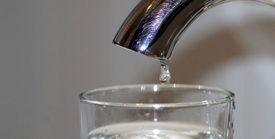Calcaire maison : les 3 solutions anti-tartre testées par un plombier (et la meilleure !)