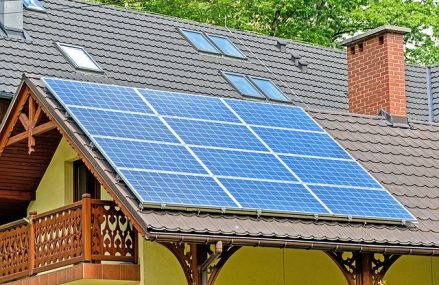Comment fixer des panneaux solaires sur une toiture en ardoise ?