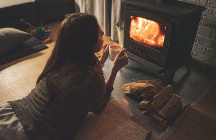 Régler le problème de tirage d’un poêle à bois : les essentiels à retenir
