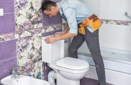 Réparer une chasse d&rsquo;eau qui fuit : Solutions simples à mettre en œuvre