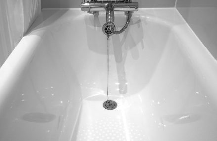 5 méthodes pour déboucher une baignoire facilement