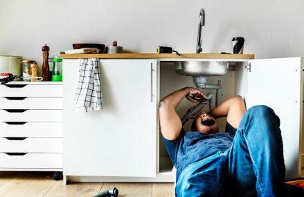 Quelles sont les causes fréquentes du bouchage de l’évier ?
