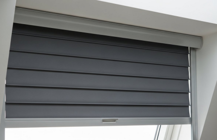 Les stores et volets roulants Velux pour un confort optimal en toute saison