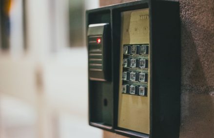 Accessibilité PMR : interphones à hauteur et boucle magnétique