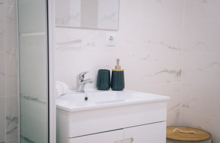 Odeurs dans les sanitaires : comment traiter la cause, pas juste masquer ?