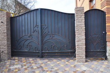 Portail combiné avec portillon assorti : allier esthétique moderne et motorisation