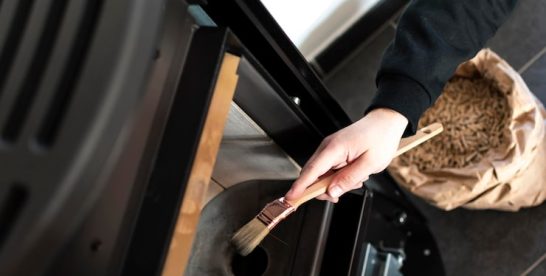 Ramonage et entretien du foyer : comment décaper la fonte de votre cheminée ?