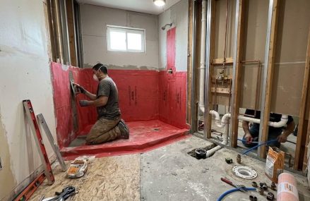 Rénovation de salle de bain : refaire toute l&rsquo;étanchéité et la plomberie cachée