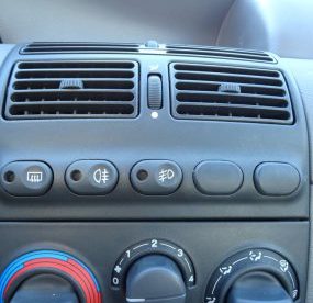 Odeur de vinaigre dans la clim auto : d’où vient ce problème et comment l’éliminer ?