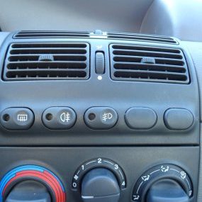 Odeur de vinaigre dans la clim auto : d&rsquo;où vient ce problème et comment l&rsquo;éliminer ?
