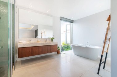 Rénovation de salle de bain : remplacer une vieille baignoire par une douche moderne
