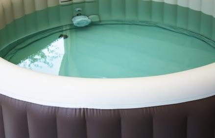 Pergola pour spa ou jacuzzi : créer un espace bien-être extérieur intime et abrité