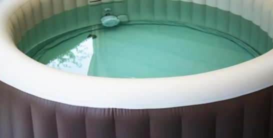 Pergola pour spa ou jacuzzi : créer un espace bien-être extérieur intime et abrité